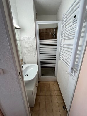 Bruser, hårtørrer, Toiletpapir