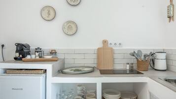 Cafeteira/chaleira, geladeira, cooktop, chaleira elétrica