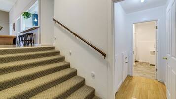 House (6 Bedrooms) | Interior