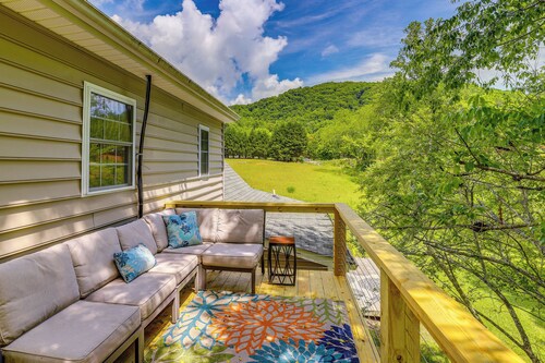 Asheville Couple's Retreat w/ Balcony & Views!