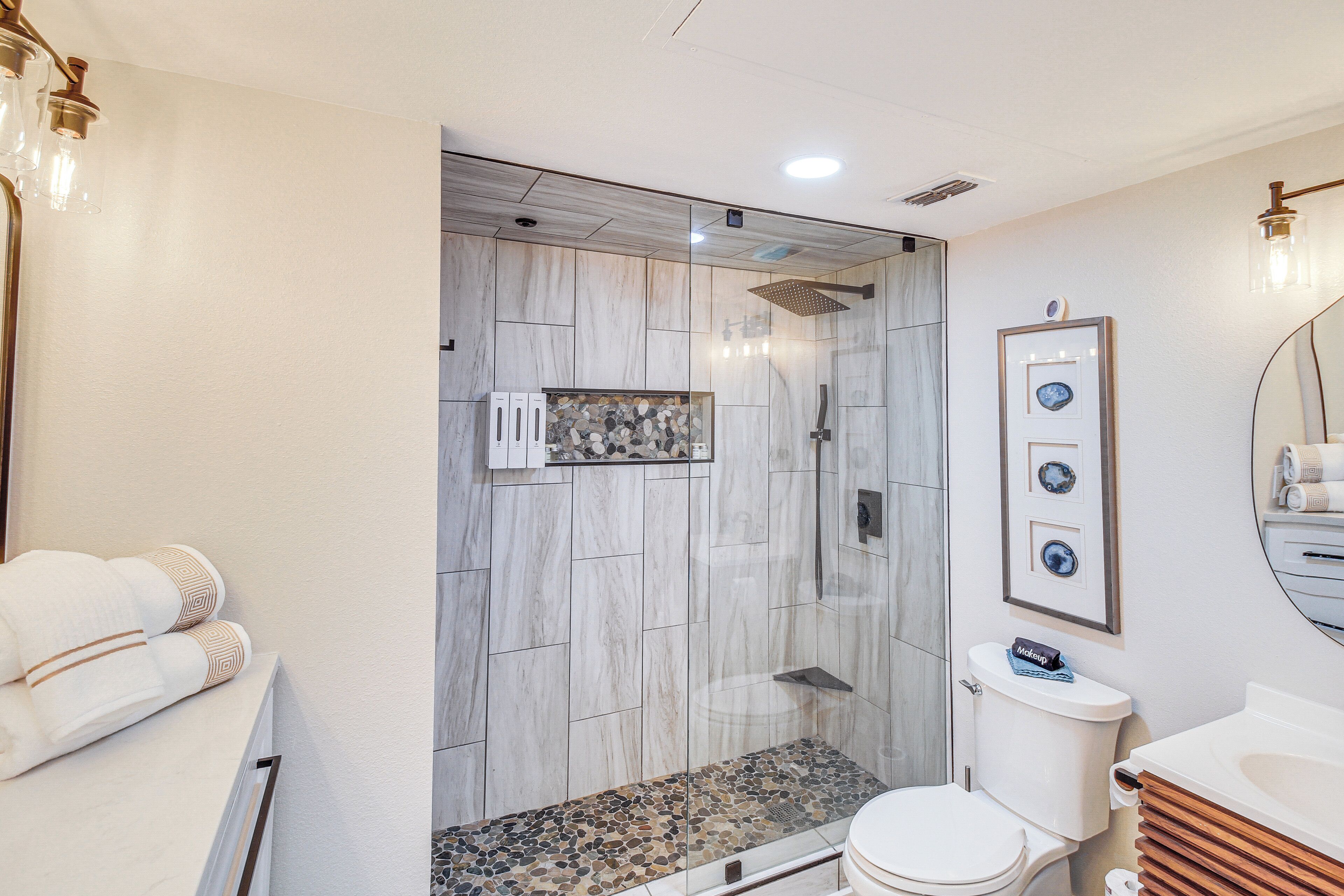Un bagno moderno con doccia, toilette e lavabo.
