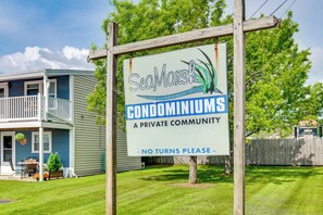 Schild für SeaMarsh Condominiums, eine private Wohnanlage, mit der Bitte, keine Wendungen zu machen.