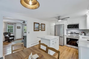 Wasserkocher mit Kaffee-/Teezubehör, Kühlschrank, Mikrowelle, Ofen