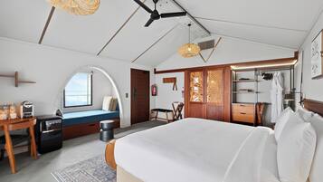Un dormitorio moderno con una cama grande, un escritorio, una silla, un espejo y un armario.