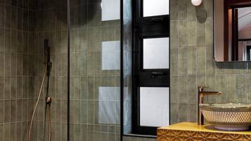 Combined shower/bathtub, rainfall showerhead, free toiletries