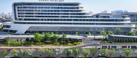 Un edificio moderno con el nombre 'GRAND MERCURE' en la parte superior.