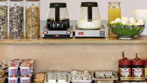 Un bufé de desayuno con diferentes alimentos y bebidas.