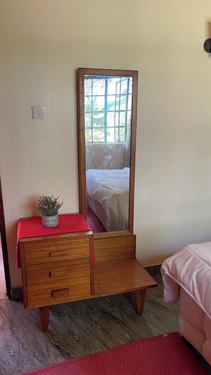 Room - Cozy Garden Guesthouse in luxurious Muthaiga North. 5 minutes to Karura Forest! (Nairobi)