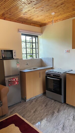 Private kitchen - Cozy Garden Guesthouse in luxurious Muthaiga North. 5 minutes to Karura Forest! (Nairobi)