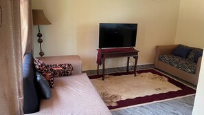 Living area - Cozy Garden Guesthouse in luxurious Muthaiga North. 5 minutes to Karura Forest! (Nairobi)
