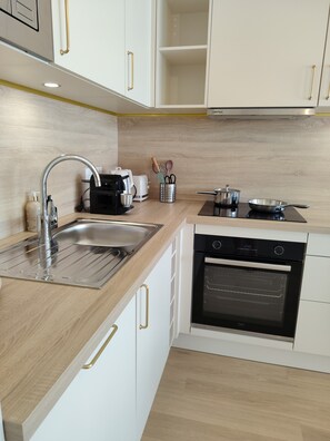 Private kitchen - Vrbo Property (Barneville-Carteret)