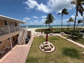 Ein Hotel mit Poolbereich, Außengastgarten und Blick auf den Strand.