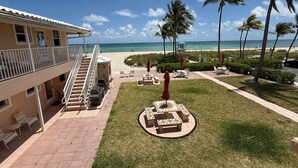 Un hotel con piscina, zona de estar al aire libre y vista a la playa.