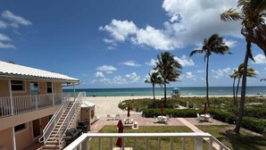 Un hôtel doté d’une piscine, d’un espace extérieur aménagé et offrant une vue sur la plage et l’océan.