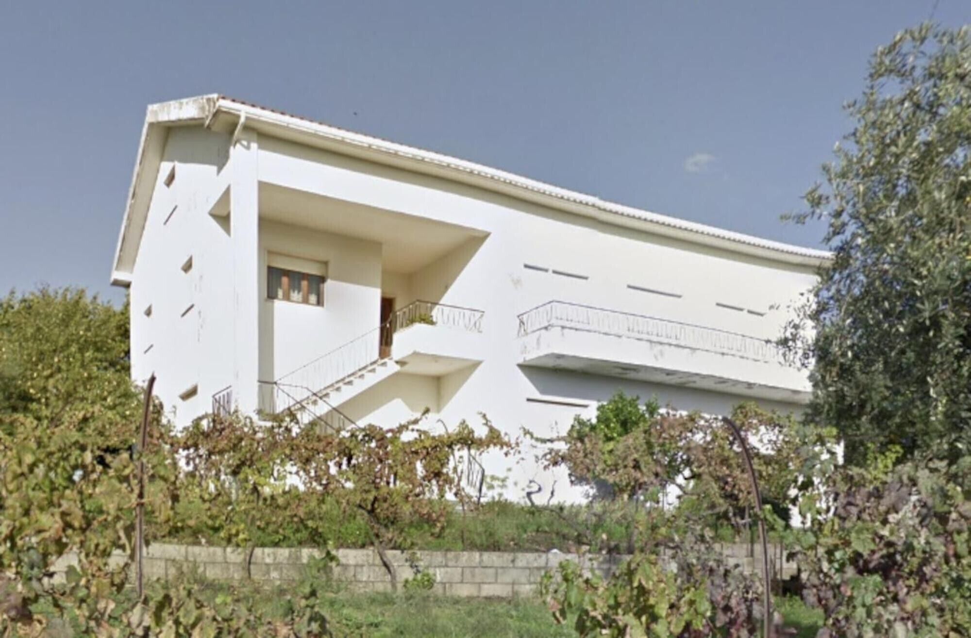A white building with a balcony and a staircase.. Aroma das Tílias: Enjoy Nature, River Beaches, Peace and Great Food