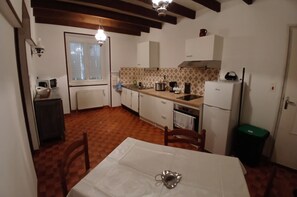 Private kitchen - Spacious, peaceful village house. (Escamps)