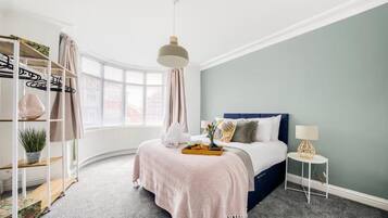 4 bedrooms, iron/ironing board, free WiFi, bed sheets
