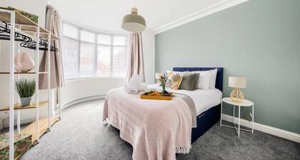 Coventry Sleeps 8 Garden and Large Driveway
