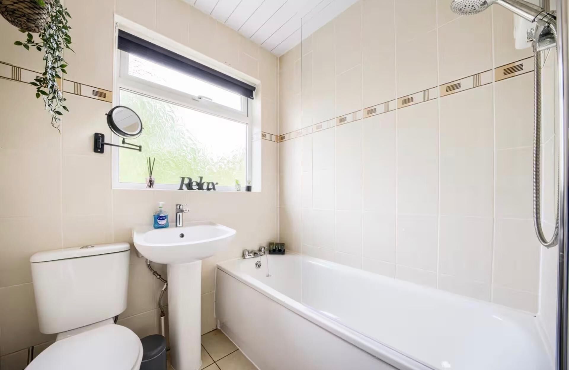 Ensemble douche/baignoire, baignoire relaxante profonde, sèche-cheveux