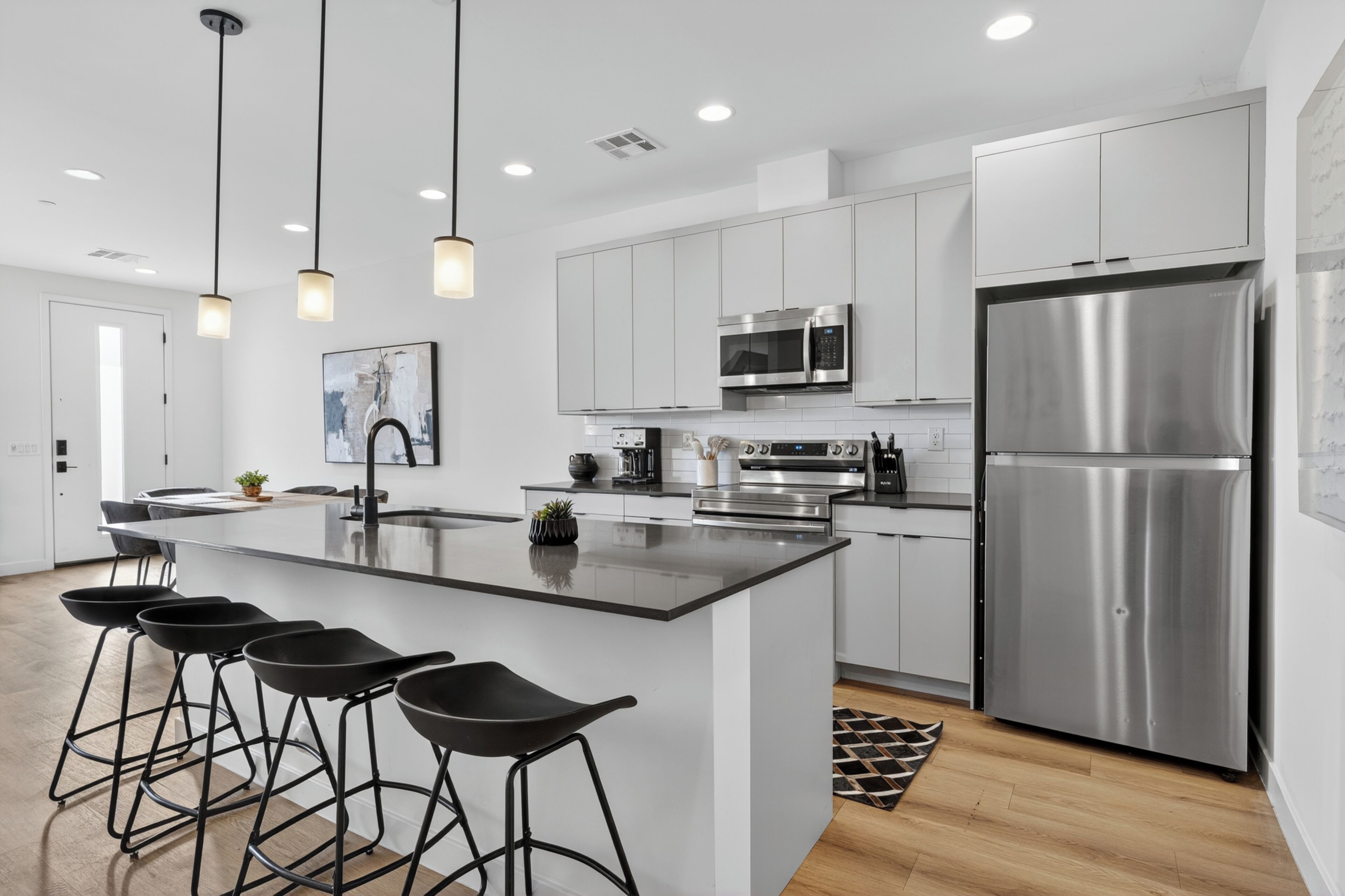 Townhouse Comfort | Dapur pribadi | Lemari es besar, microwave, oven, dan kompor