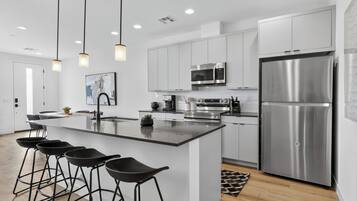 Townhouse Comfort | Dapur pribadi | Lemari es besar, microwave, oven, dan kompor
