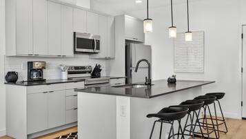 Comfort Townhome | Private kitchen | Full-size fridge, microwave, oven, stovetop