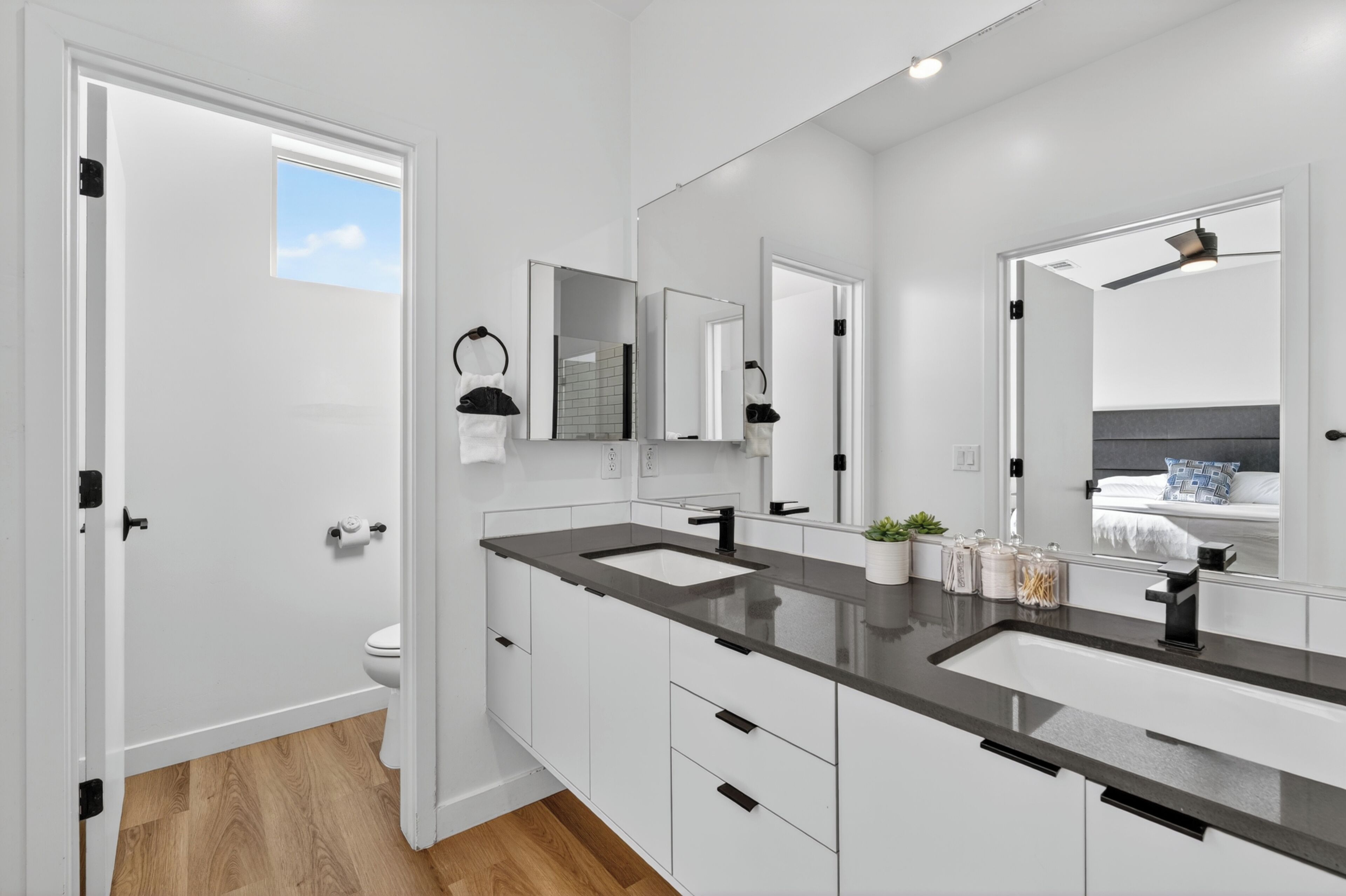 Townhouse Comfort | Kamar mandi | Perlengkapan mandi gratis, pengering rambut, handuk, dan sabun