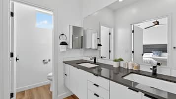 Townhouse Comfort | Kamar mandi | Perlengkapan mandi gratis, pengering rambut, handuk, dan sabun