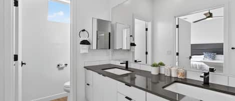 Comfort Townhome | Bathroom