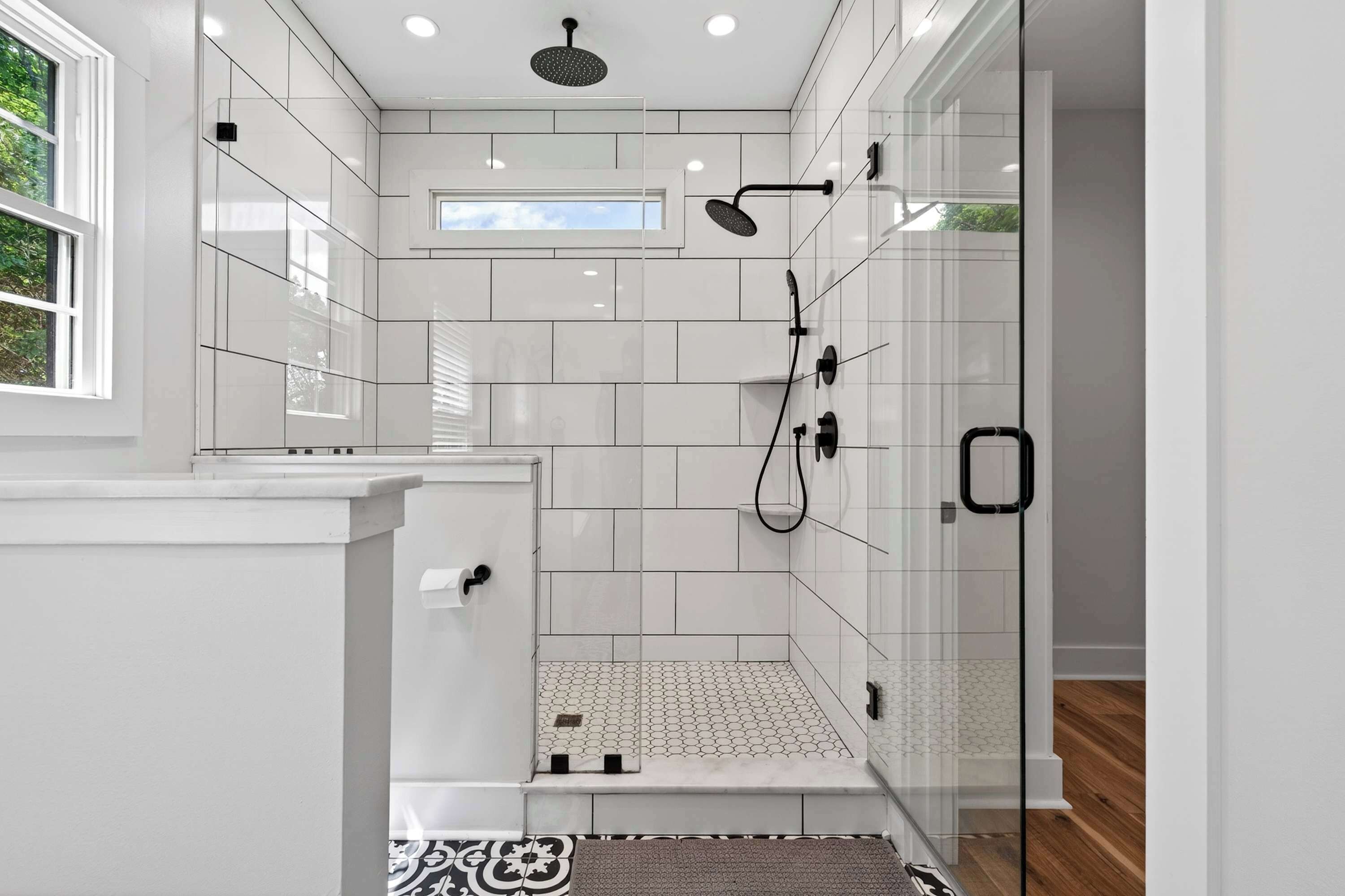 Een douche, een haardroger, handdoeken, shampoo