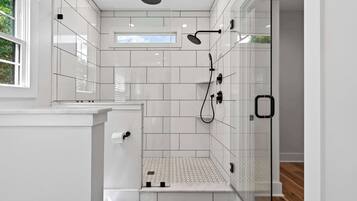 Een douche, een haardroger, handdoeken, shampoo