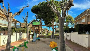 Un parque infantil con sube y bajas, toboganes y estructuras para escalar.