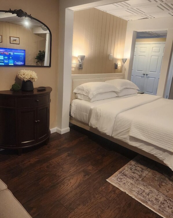 1 bedroom, iron/ironing board, free WiFi, bed sheets - Lower Level Studio Apartment King Bed Saratoga 12 Miles to SPAC & Track (Porter Corners)
