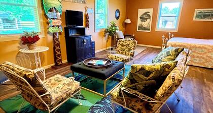 Captain’s Quarters- charming studio apartment in the countryside