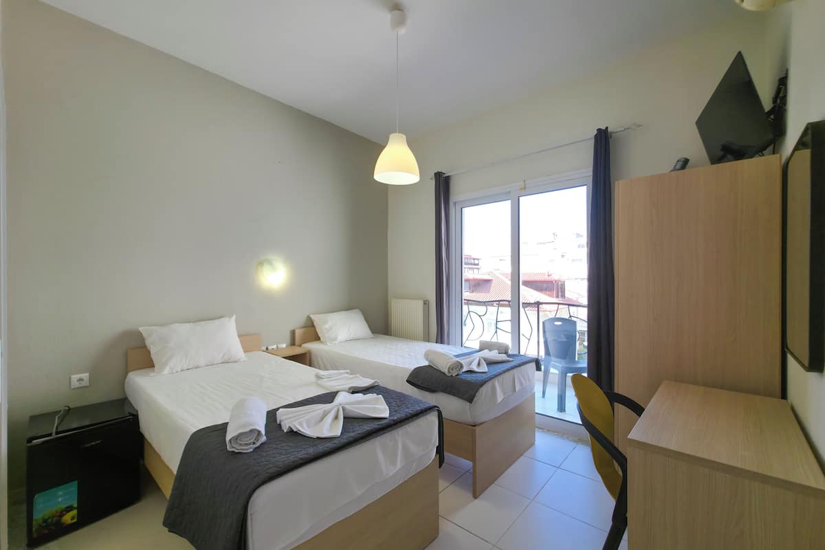 Habitación con 2 camas individuales, balcón, vista al mar | Wifi gratis
