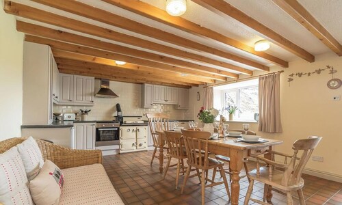 Cwm-Mawr -  a self catering cottage that sleeps 6 guests in 3 bedrooms