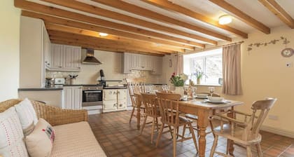 Cwm-Mawr - a self catering cottage that sleeps 6 guests in 3 bedrooms