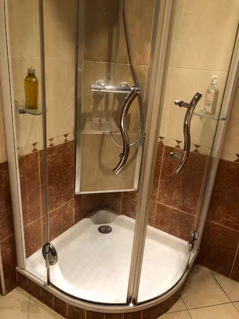 Douche, sèche-cheveux, serviettes fournies, savon