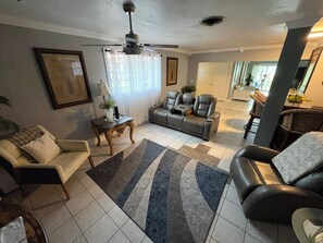 Living area - Lakefront home located 10 minutes from the Hardrock Stadium for the World Cup (Miami)