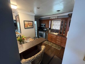 Private kitchen - Lakefront home located 10 minutes from the Hardrock Stadium for the World Cup (Miami)