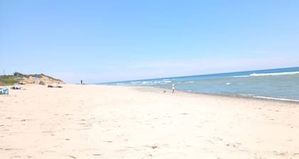 1 mile to Coast Guard beach! Friendly 4-bedroom house with AC & large yard