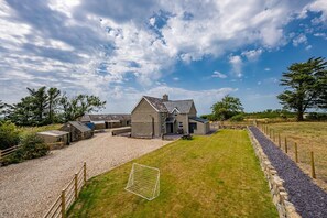 Exterior - Brynhynog-Fawr - sleeps 8 guests in 4 bedrooms (Pwllheli)