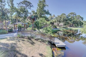 Property grounds - Sunset Rentals | Queens Grant 671 | Dog Friendly (Hilton Head Island)