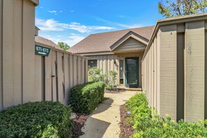 Exterior - Sunset Rentals | Queens Grant 671 | Dog Friendly (Hilton Head Island)