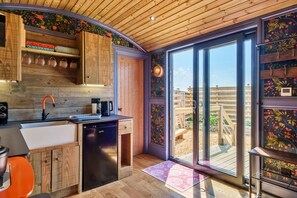 Eine Küche mit Holzausstattung, einem Spülbecken und einer Kaffeemaschine.