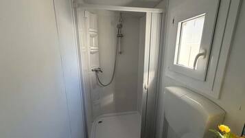 Chalet Luxe, patio, vue jardin | Salle de bain | Douche, serviettes fournies, savon, shampoing