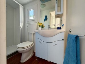 Chalet de lujo, patio, vistas al jardín | Baño | Ducha, toallas, jabón y champú