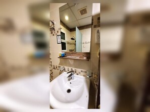 Suíte estúdio | Banheiro | Chinelos, toalhas de banho, sabonete, shampoo