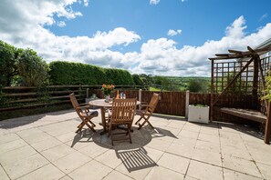 Outdoor dining - Bwthyn-Bwlch -  a self catering cottage that sleeps 4 guests in 2 bedrooms (Dinbych)
