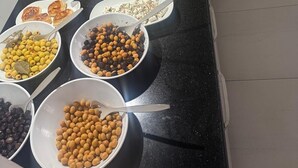 Un buffet proposant une variété de plats et d’ustensiles.